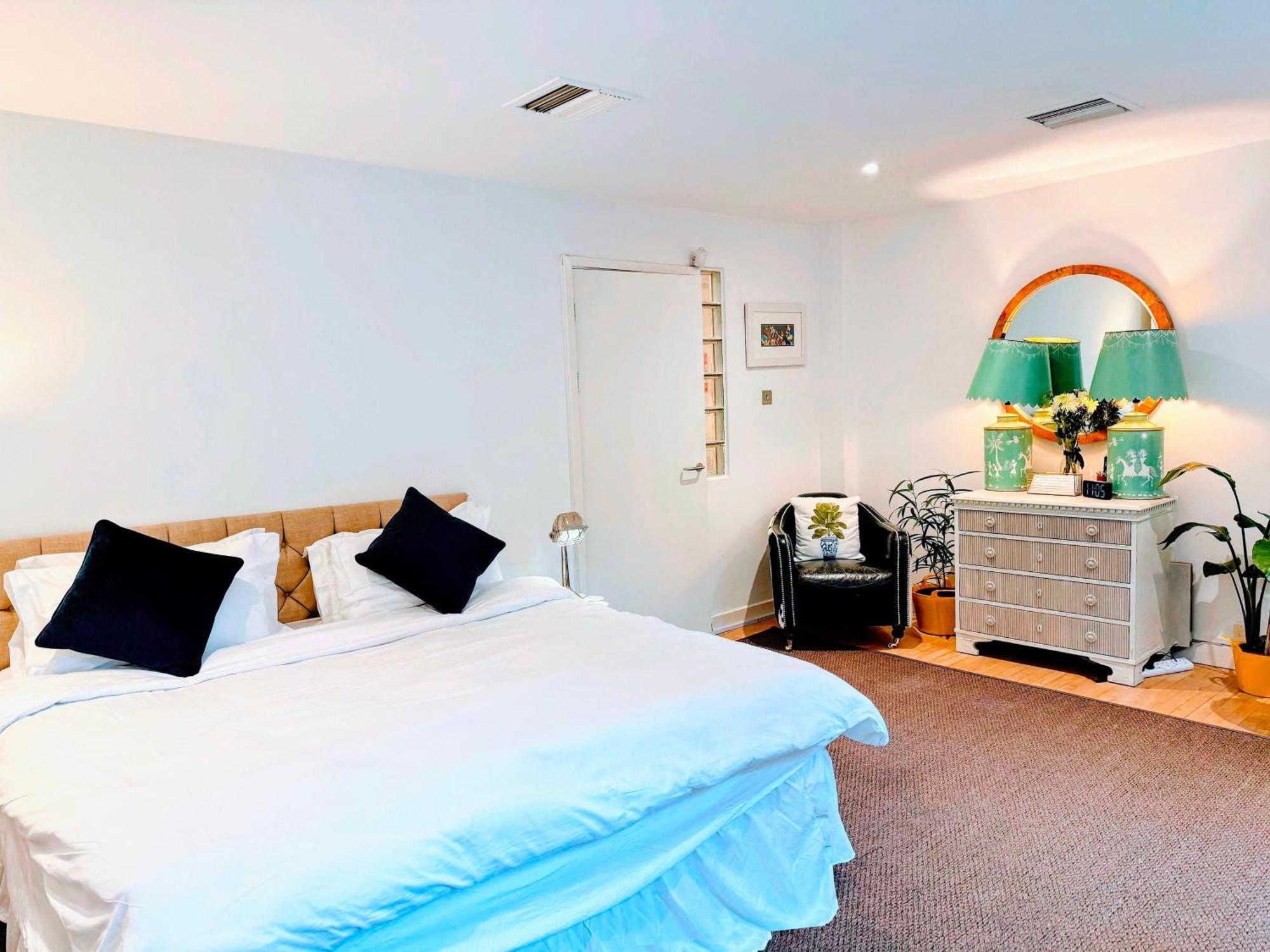 Spacious West End Duplex Apartment, W1 Apartment *